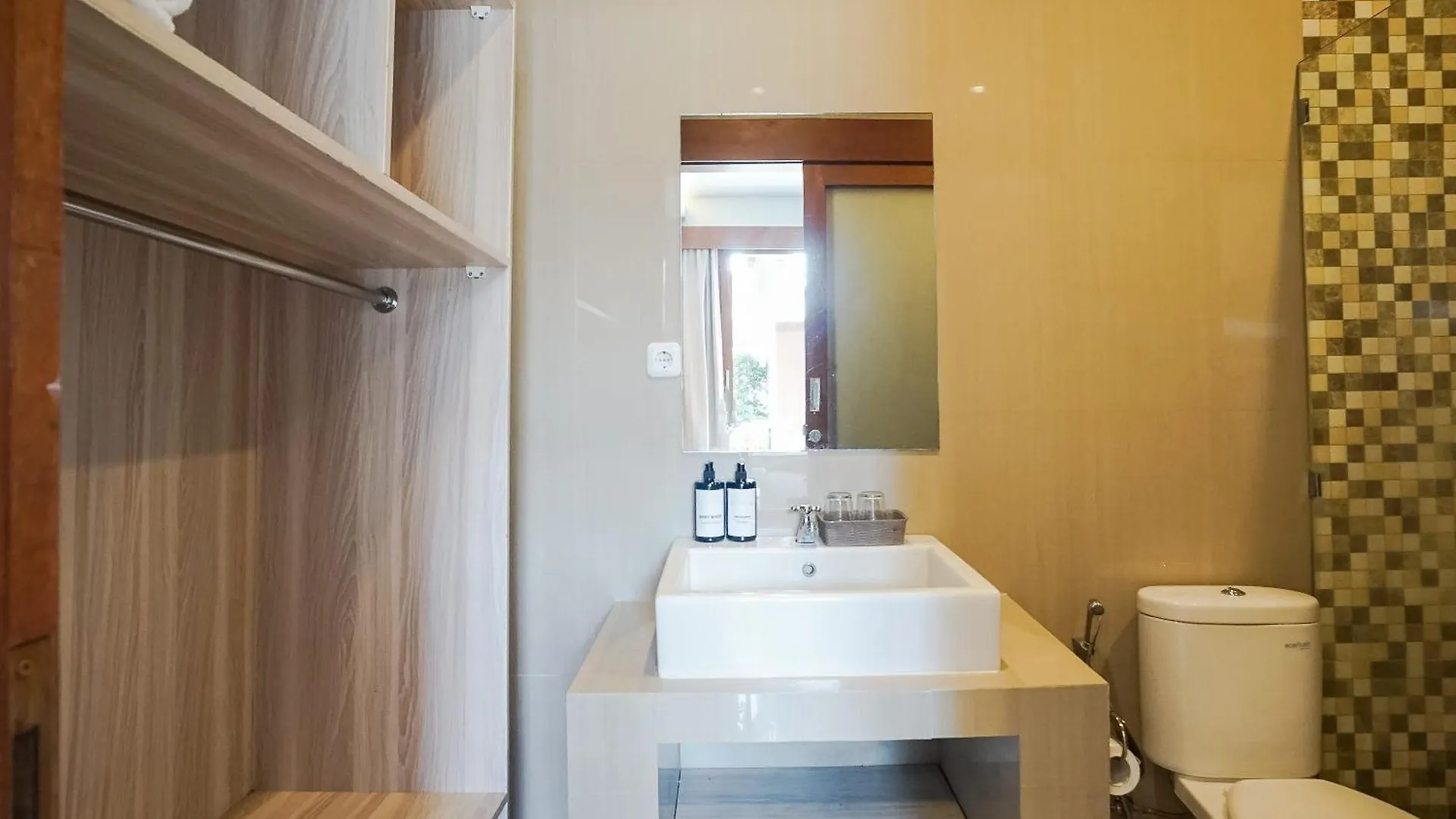 Mahesa Suites Seminyak 3*, Seminyak (Bali)